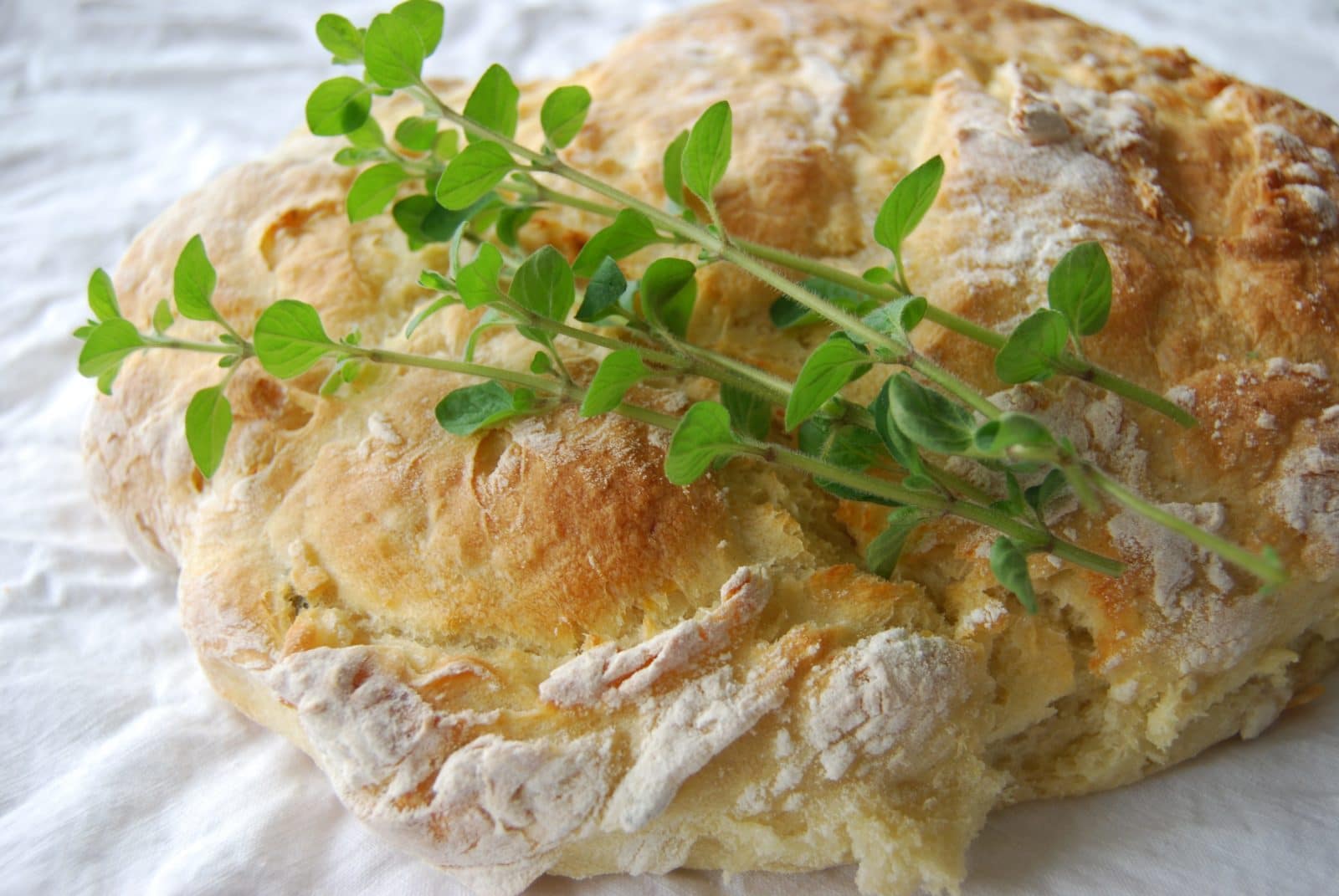 Kartoffelbrot mit grünen Flecken (Kräutern)