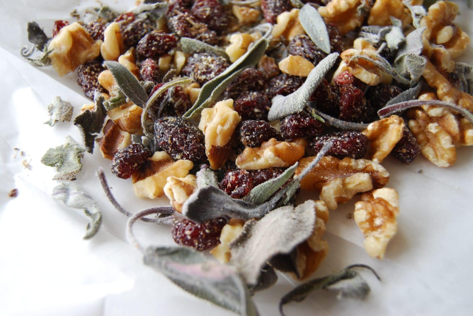 Gewürzmischung mit Cranberries, Walnüssen und Salbei