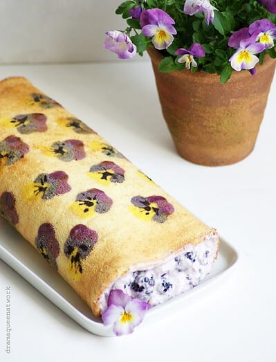 Brombeerbiskuitrolle rückwärts