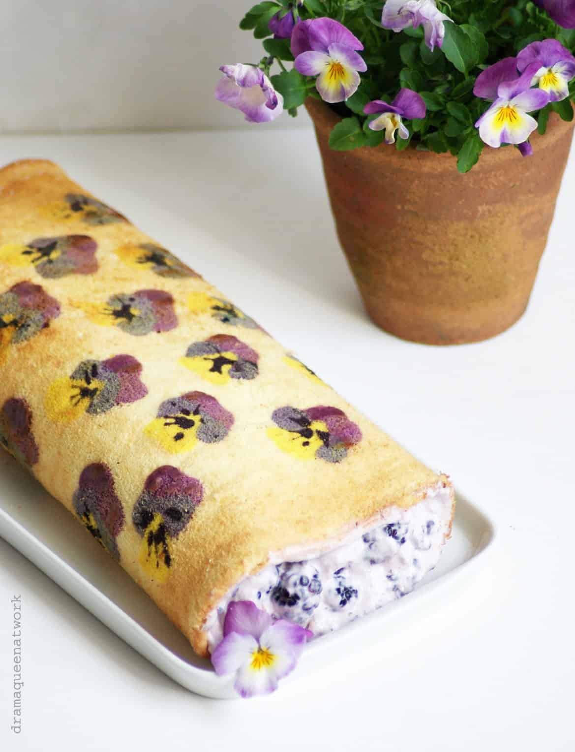 Brombeerbiskuitrolle rückwärts