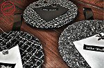 Pinnwände im Chanel Kostüm