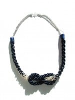 Statementkette mit Knoten und Perlen