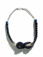 Statementkette mit Knoten und Perlen