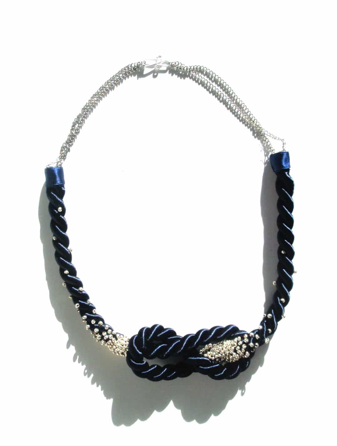 Statementkette mit Knoten und Perlen