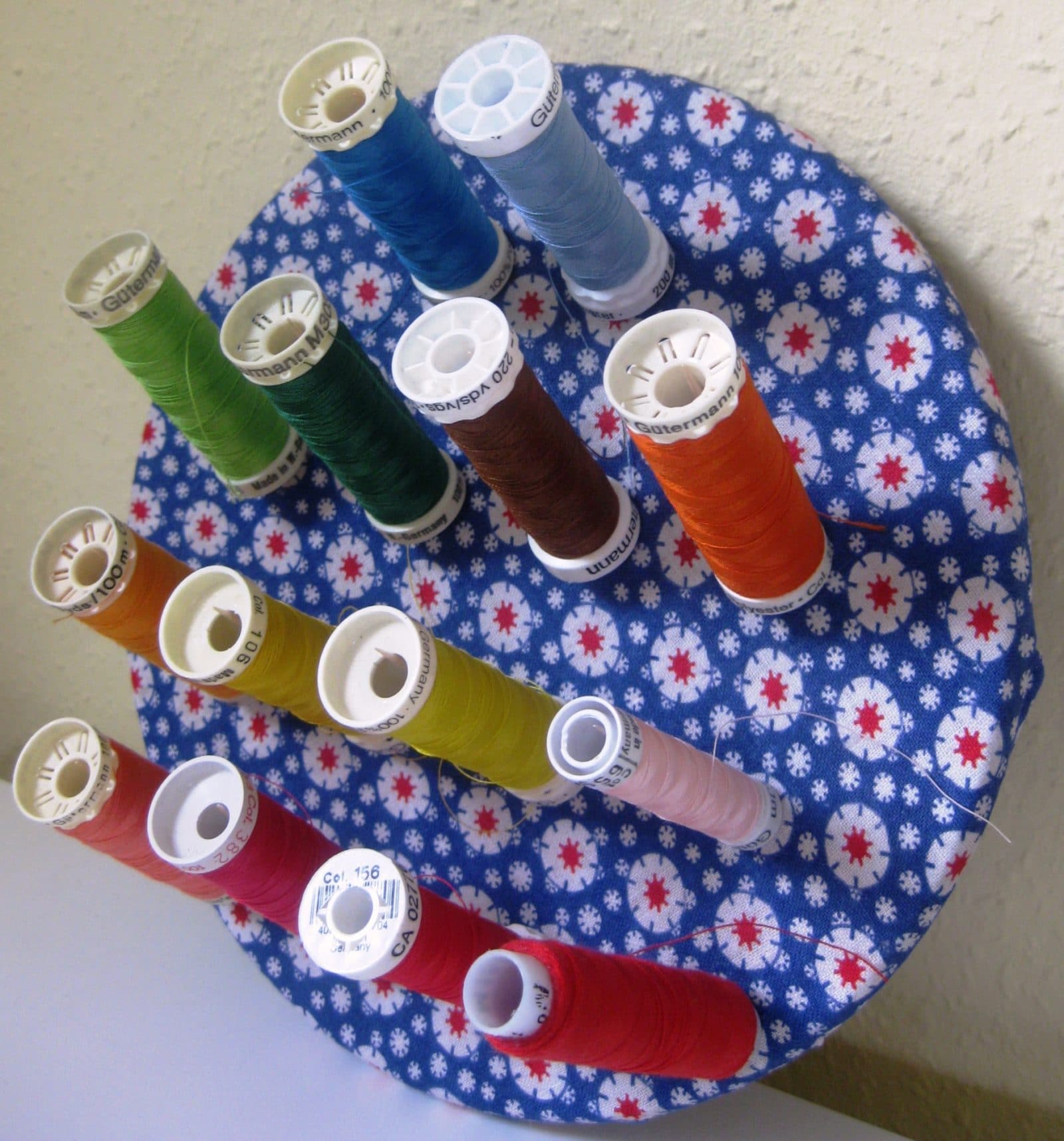 Einfacher Nähgarnrollenhalter
