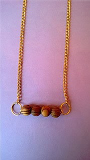 Goldschmuck mit Holzperlen