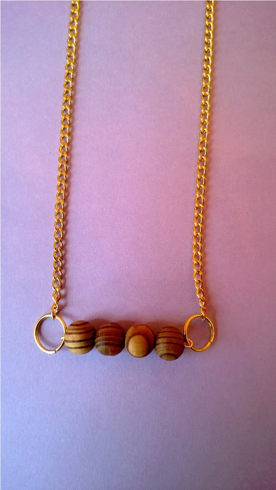 Goldschmuck mit Holzperlen
