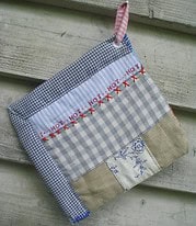 Topflappen aus Stoffresten.
