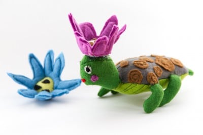 Schildkröte mit kessem Blumenhütchen