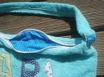 Pack die Badehose ein.