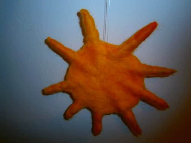 Filzen einer kleinen Sonne