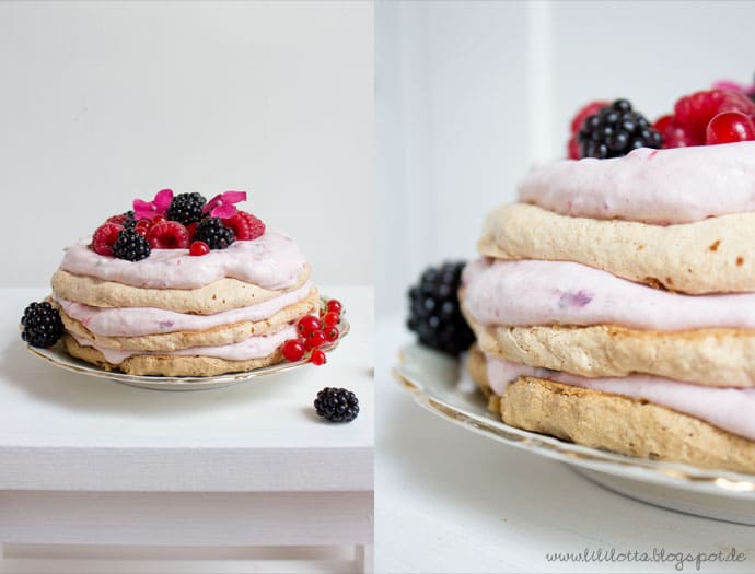 Schichttorte mit Baiserboden und Früchten