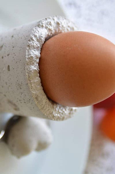 Eierbecher und Blumenvasen aus Beton