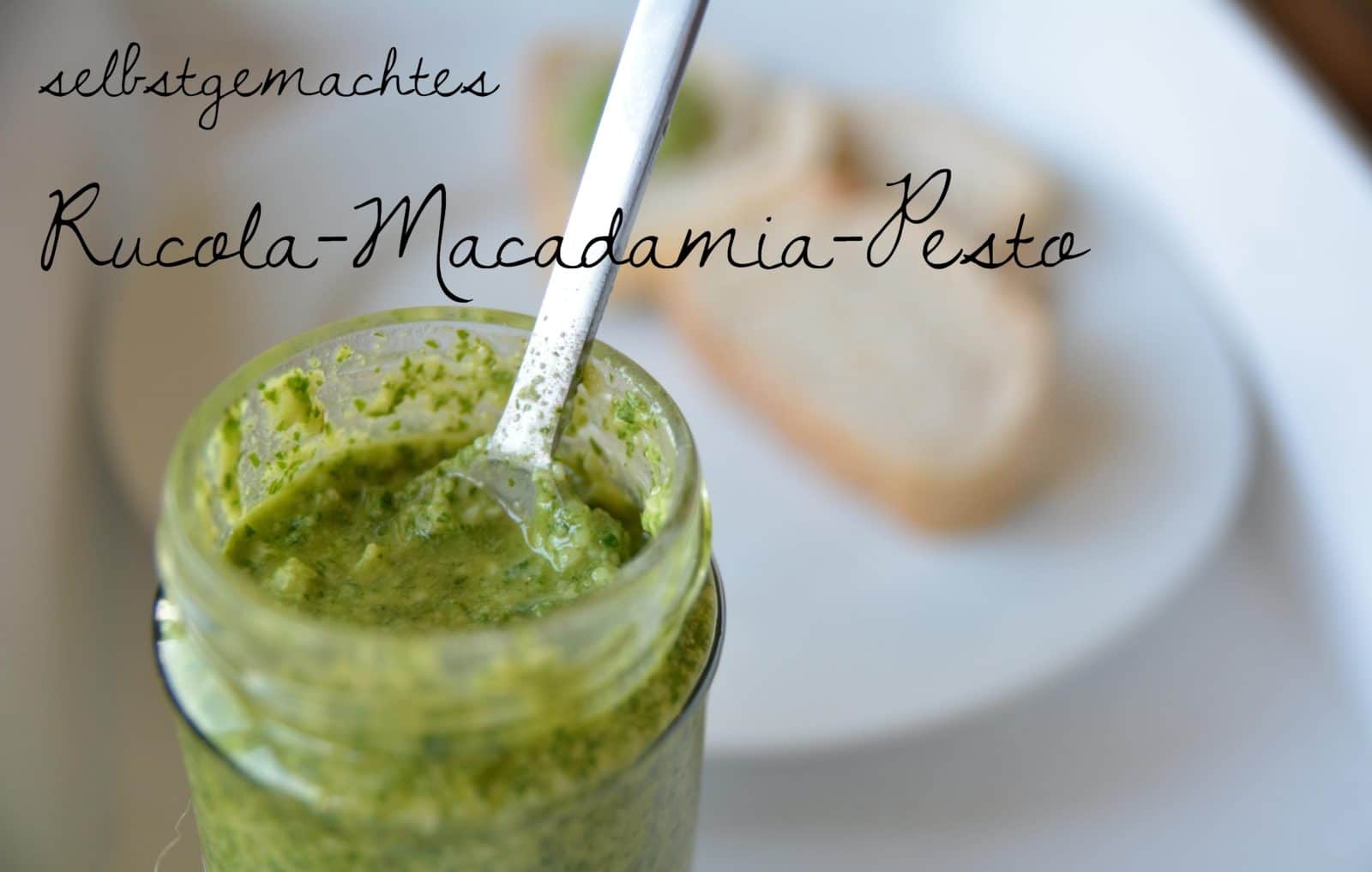 Toll für Gäste: Selbstgemachtes Kräuterpesto mit Nüssen und Zitrone