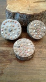 Baumscheiben mit Muschelverzierung
