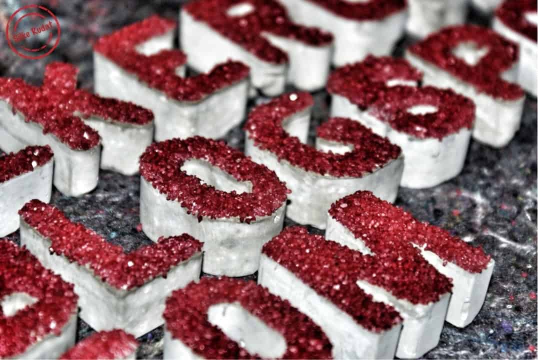 Glamouröser Zement Schriftzug