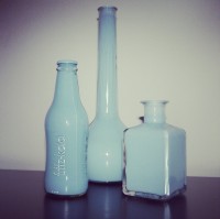 Bunte Flaschen und Vasen