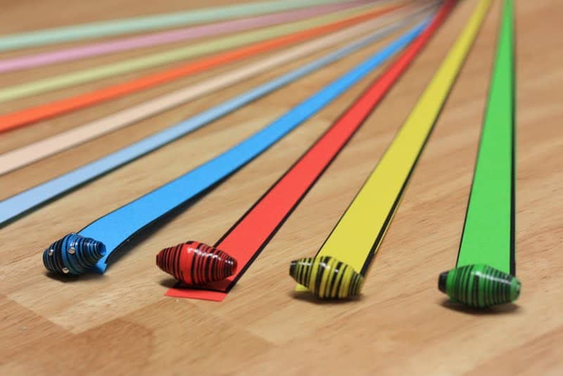 Papierperlen mit Nadelstreifeneffekt.