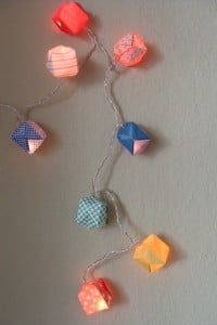 Einmal falten und pusten bitte: Lichterkette mit bunten Origami-Bällen
