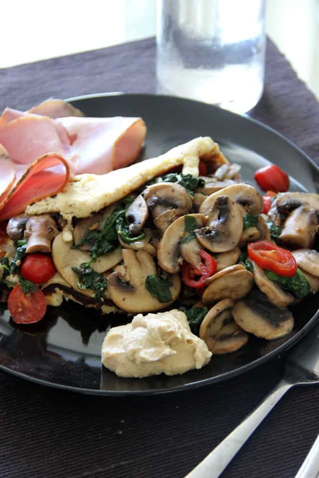 Einfache Wochenends-Frühstücks Omelets „2 ways“