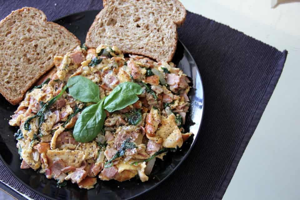 Einfache Wochenends-Frühstücks Omelets „2 ways“