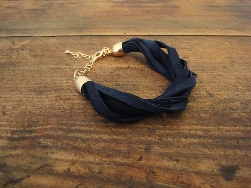 Lederarmband aus Lederresten und Gewinnspielerinnerung