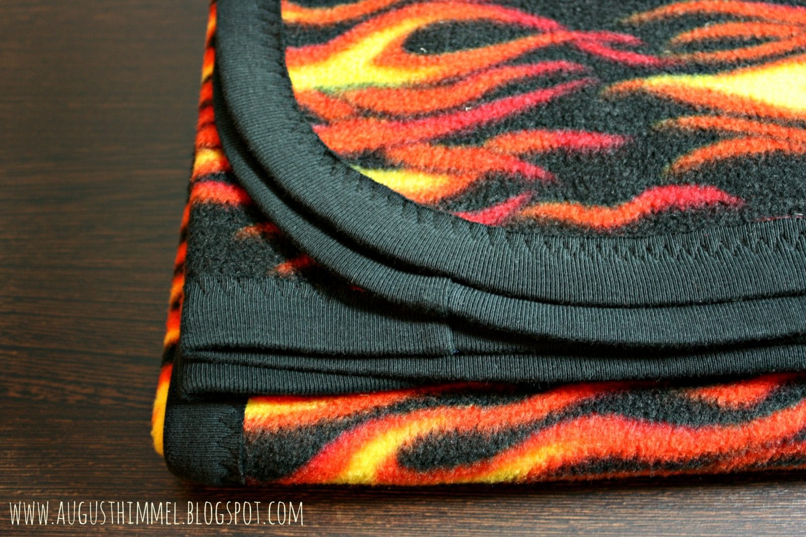 Fleecedecke mit Einfassung aus altem Shirt
