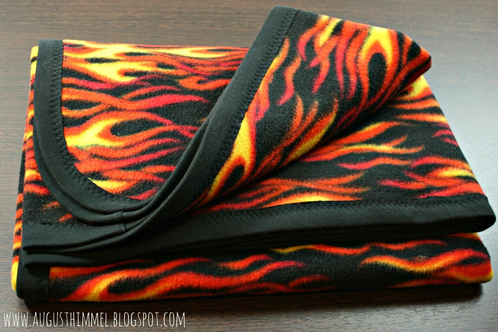 Fleecedecke mit Einfassung aus altem Shirt
