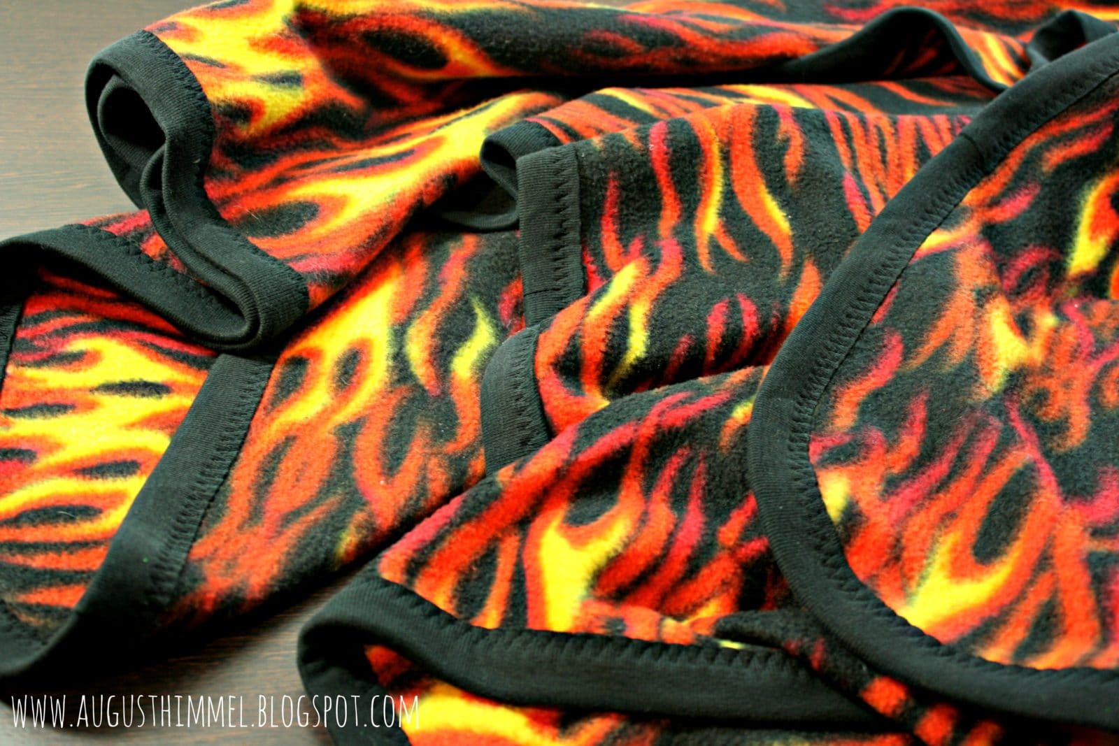 Fleecedecke mit Einfassung aus altem Shirt