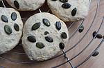 Scones mit gerösteten Kürbiskernen