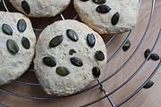 Scones mit gerösteten Kürbiskernen