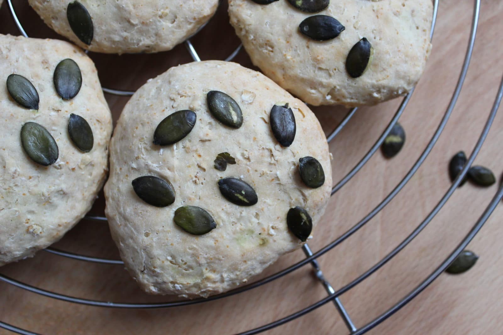 Scones mit gerösteten Kürbiskernen