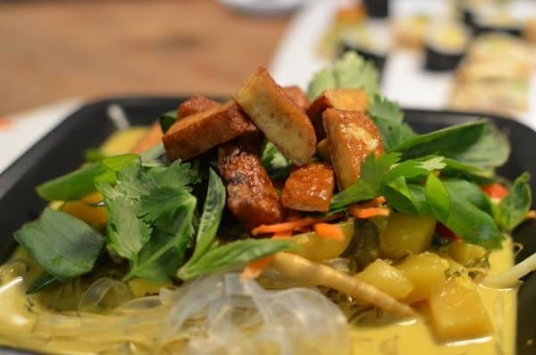 Leckere vegane Mango-Kokos-Suppe mit Glasnudeln u. knackigem Gemüse