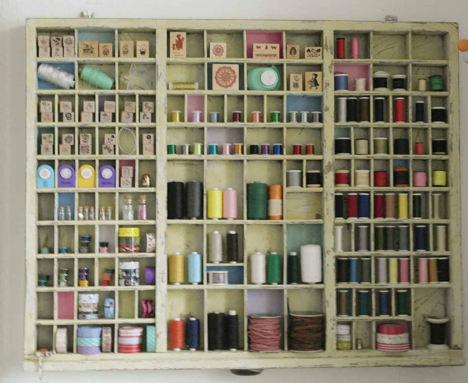 Upcycling – Ein Setzkasten wird zum Bastelregal