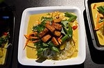 Leckere vegane Mango-Kokos-Suppe mit Glasnudeln u. knackigem Gemüse