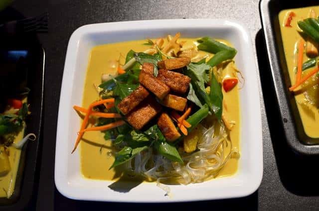 Leckere vegane Mango-Kokos-Suppe mit Glasnudeln u. knackigem Gemüse