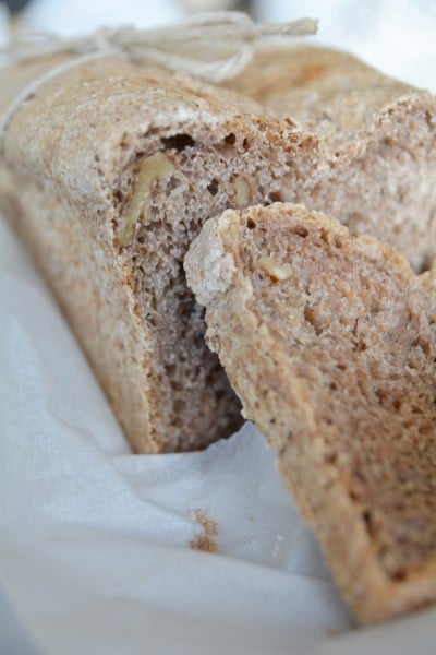 Dinkelvollkornbrot mit Walnüssen und Honig