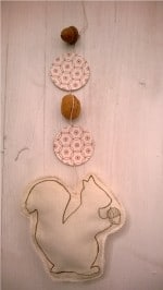 Eichhörnchen und Waldfrüchtchen aus Baumwolle