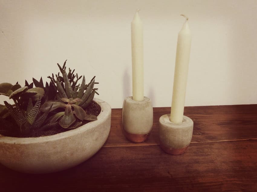 Kupferstücke: Kerzenständer aus Beton