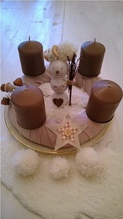 Schneefrau im Adventskranz