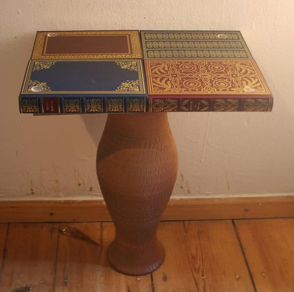 Büchertisch