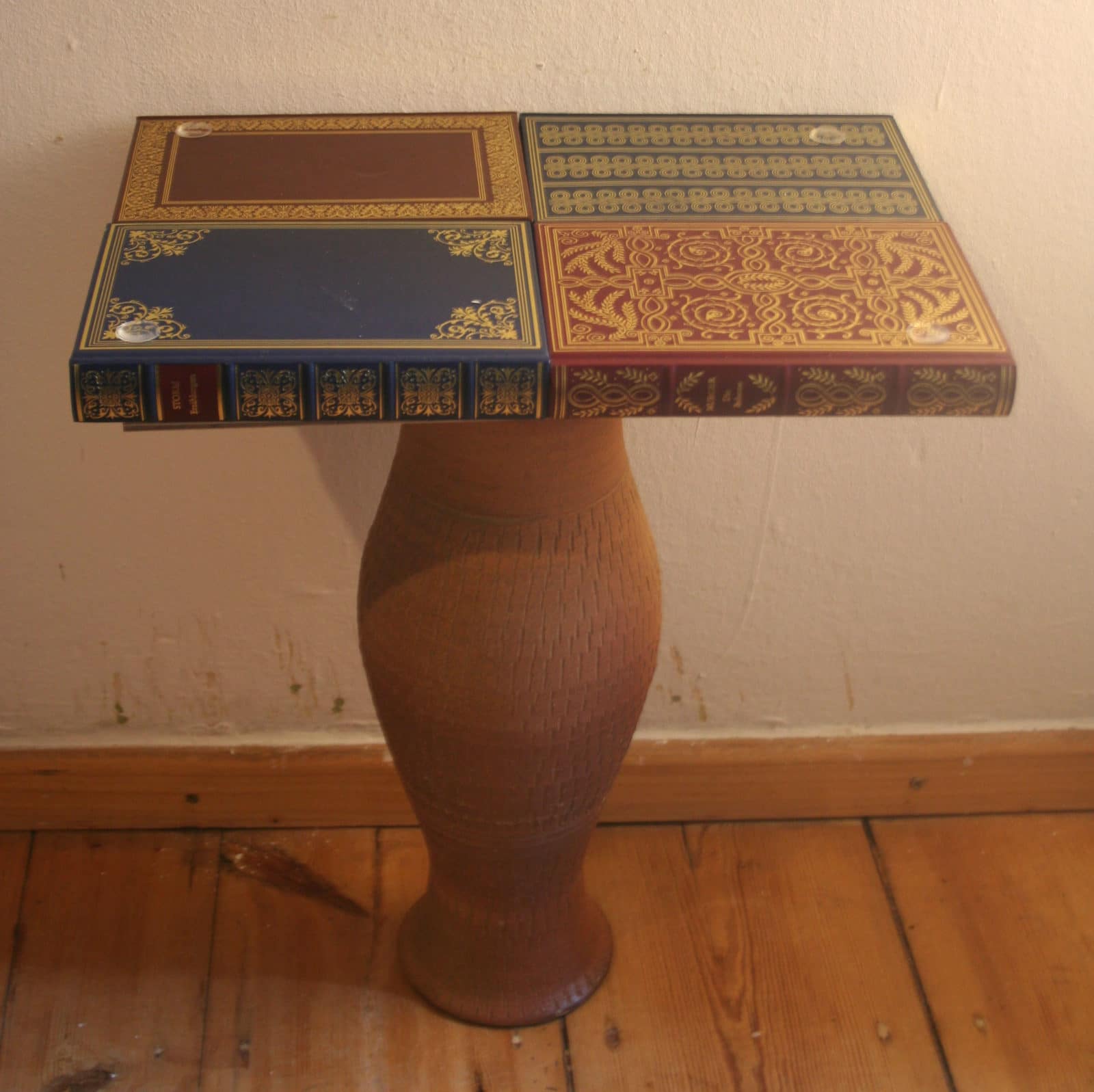 Büchertisch