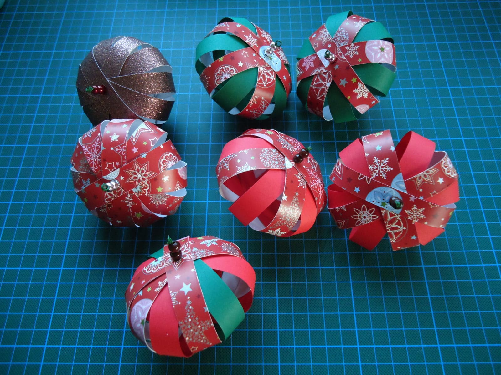 weihnachtliche Paperballs