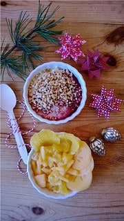 Grießbrei mit Granatapfelsirup und Obst