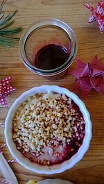 Grießbrei mit Granatapfelsirup und Obst