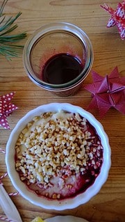 Grießbrei mit Granatapfelsirup und Obst