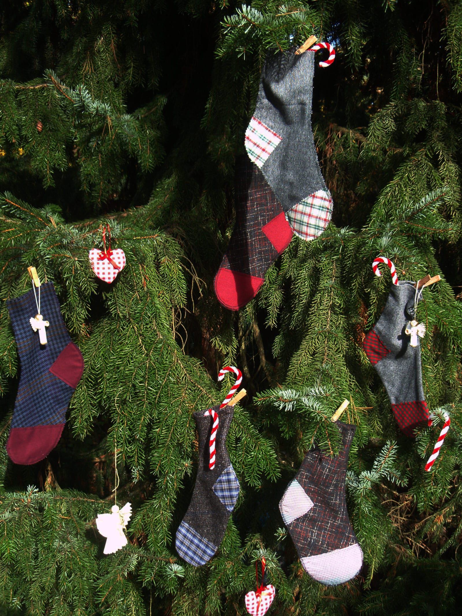 Weihnachtsstiefel und Strümpfe