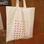 Stoffbeutel mit lackierten Reißzwecken aufpeppen