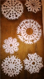 Schneeflocken aus Scherenschnitt