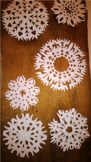 Schneeflocken aus Scherenschnitt